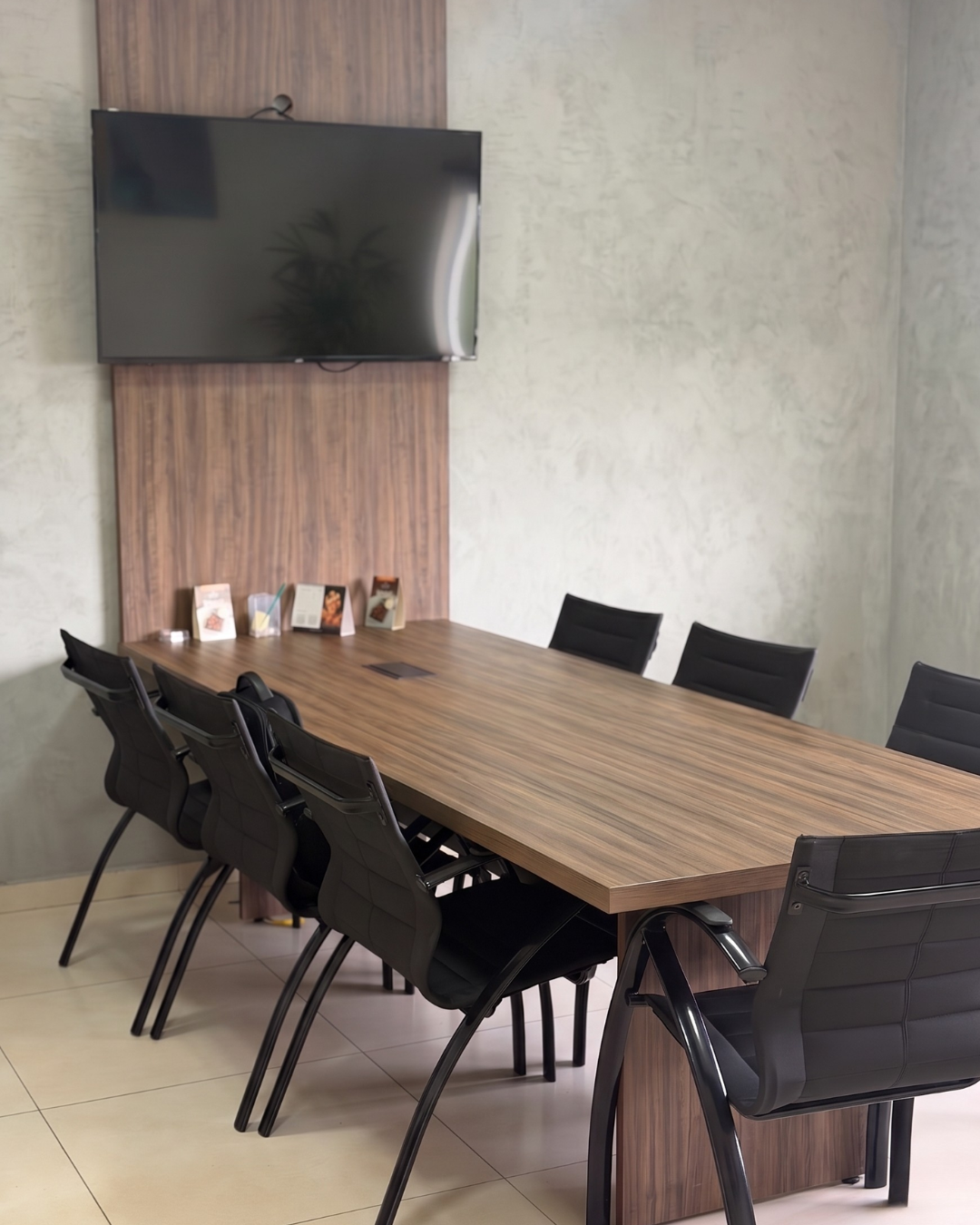 Sala comercial da DG Distribuidora — atendimento com consultor fixo